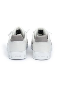 Sneakers bianchi con una tomaia in pelle liscia, accenti in suede grigio al tallone e suole in gomma bianca con motivi antiscivolo testurizzati.