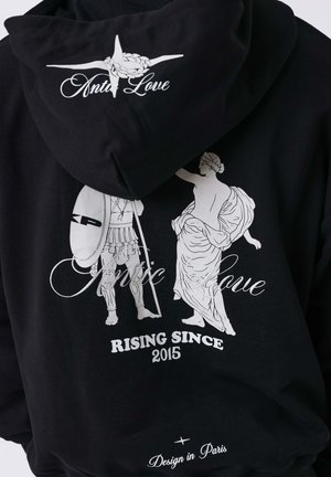 Zwarte hoodie met witte klassieke Griekse figuren en de tekst "Antic Love," "Rising Since 2015," en "Design in Paris" gedrukt op de achterkant.