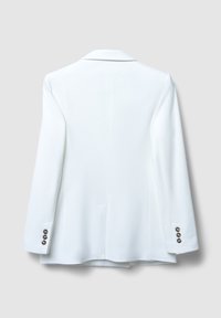Blazer bianco con un design elegante, forma sagomata, rever a punta e tre bottoni decorativi su ciascun polsino. Texture liscia.