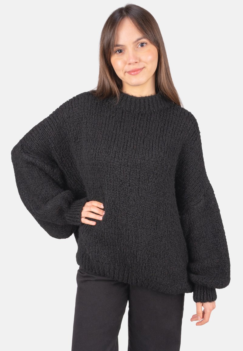 Schwarzer Strickpullover mit lockerer Passform, geripptem Rundhalsausschnitt und weiten Ärmeln. Strukturiert aus grobem, weichem Material.