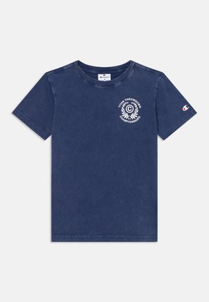 T-shirt Champion blu navy a maniche corte con logo "Titan Throwdown Championships" sul petto sinistro e piccolo logo Champion "C" sulla manica sinistra.