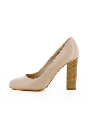 Chaussure à talon haut en cuir beige avec un bout arrondi et un talon bloc en bois épais, vue de côté sur fond blanc.