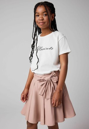 Vit t-shirt med texten "Allsaints", tillsammans med en pastellrosa kjol med rosett i midjan och plisserad design.