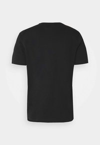 Černé tričko s krátkým rukávem vyrobené z bavlny. Má kulatý výstřih, běžný střih a rovný lem bez viditelných vzorů či grafik.