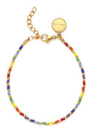 Pulsera delicada de cadena de oro con pequeñas cuentas multicolores y una etiqueta redonda de oro cerca del cierre.
