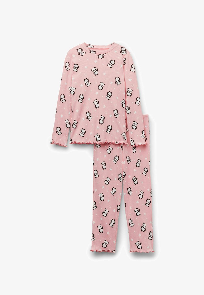 Rosa gerippte Pyjamas mit Panda-Muster und Sternakzenten. Das Oberteil hat lange Ärmel und einen runden Halsausschnitt; die Hose ist körperlang mit Rüschenecken.