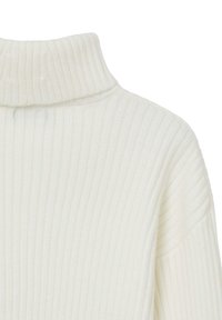 Maglione a collo alto in crema a coste con una texture morbida. Presenta un colletto alto e una vestibilità rilassata, con strisce verticali in evidenza.