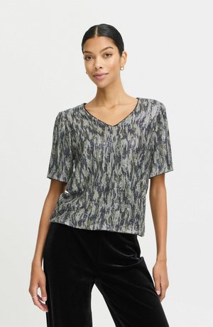 Haut à manches courtes, col en V avec un design texturé et motif dans des nuances de gris et de vert. Confectionné dans un tissu doux avec une coupe ample.