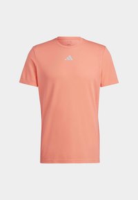 Camiseta deportiva de manga corta en tejido coral brillante, con un logo blanco en la zona del pecho. Textura suave y diseño clásico de cuello redondo.