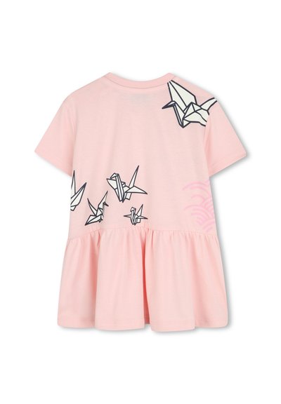 T-shirt rose à manches courtes avec un ourlet froncé, présentant des graphiques de grues en origami noir et blanc au dos et un motif de vagues en rose.