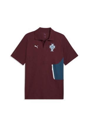 Bordowa koszulka polo z krótkim rękawem i kołnierzykiem, logo Puma na prawej piersi, herb piłkarski Portugalii po lewej stronie oraz niebieski panel boczny z kieszenią na zamek.