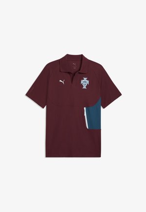 Dunkelrotes Poloshirt mit kurzen Ärmeln und Kragen, Puma-Logo auf der rechten Brust, Portugals Fußballwappen auf der linken Seite und ein blaues Seitenpanel mit Reißverschlusstasche.