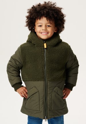 Grüne Pufferjacke mit einem flauschigen, strukturierten oberen Bereich, übergroßer Kapuze und Seitentaschen. Sie verfügt über einen Frontreißverschluss und gerippte Manschetten.