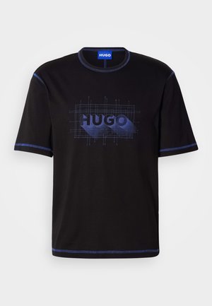 Svart t-shirt i bomull med korta ärmar, blå sömmar och en grafisk "HUGO"-logotyp i varierande blå nyanser på framsidan.