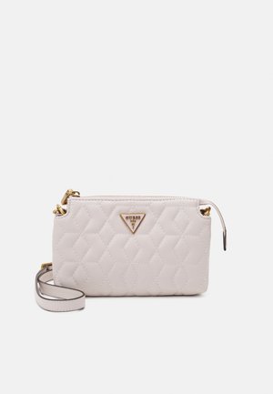 Borsa a tracolla trapuntata grigia chiara con un logo a triangolo, accessori in oro, chiusura con zip e tracolla regolabile, caratterizzata da una superficie testurizzata e un motivo geometrico.