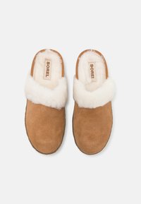 Brune fløyels-sokker med hvit, fluffy innersåle og myk pelsbesetning. Inkluderer en sandfarget gummisåle og merket innersåle.