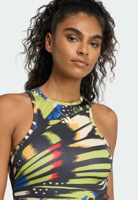 Maillot de bain de sport coloré avec un col haut, un motif vibrant inspiré des papillons et un tissu lisse et extensible pour un confort optimal.