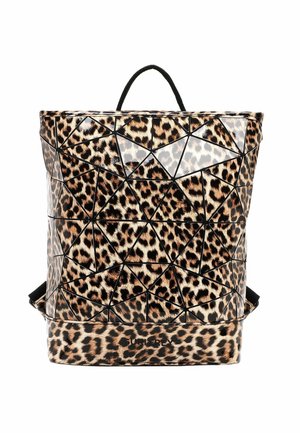 Rucksack mit Leopardenmuster und geometrischem dreieckigem Design aus glänzenden Materialien, mit schwarzen Akzenten und einem oberen Griff für einfaches Tragen.