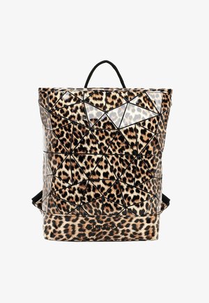 Plecak w panterkę z geometrycznym, trójkątnym wzorem w błyszczących materiałach, z czarnymi akcentami i górnym uchwytem do łatwego noszenia.