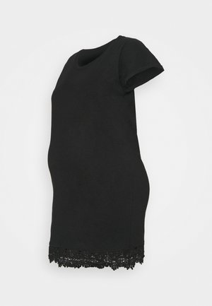 Černé těhotenské tričko s krátkým rukávem, kulatým výstřihem a krajkovým lemem na dolním okraji. Měkká, elastická bavlněná tkanina. Střih přizpůsobený pro břicho.