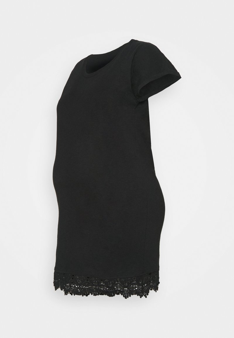 Czarna koszulka ciążowa z krótkimi rękawami, okrągłym dekoltem i koronkowym wykończeniem u dołu. Miękka, elastyczna bawełniana tkanina. Dopasowany krój na brzuszek.