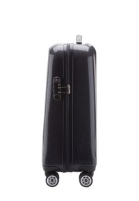 Maleta rígida negra con superficie texturizada, diseño vertical, dos ruedas de rodaje suave, asa lateral y candado de combinación integrado.