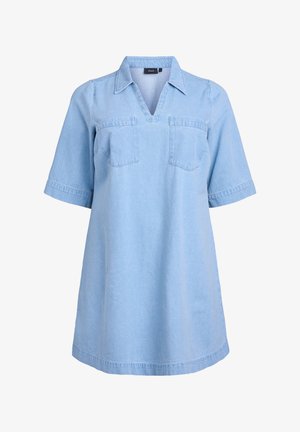 Lichtblauwe denim jurk met een kraaghalslijn, korte mouwen en twee borstzakken. Rechte snit en knielang met een gladde textuur.