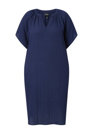 Mørkeblå knælængde kjole med korte ærmer, V-udskæring og subtile rynkedetaljer omkring kraven.