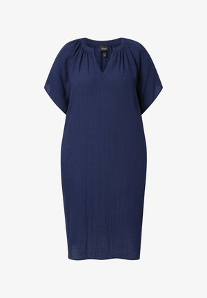 Granatowa sukienka do kolan z krótkimi rękawami, dekoltem w serek i delikatnymi marszczeniami wokół kołnierza.