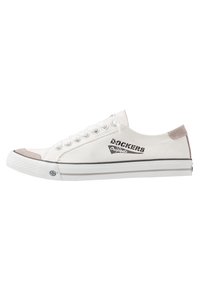 Weiße Leinenschuhe mit Gummisohle, Schnürdesign, grauen Akzenten und schwarzer Logo-Details an der Seite. Abgerundete Zehenpartie mit strukturiertem Finish.
