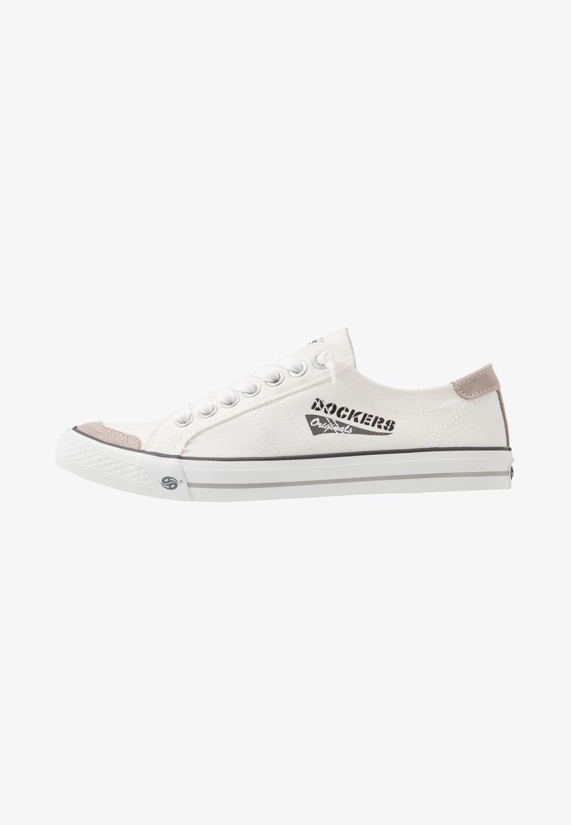 Weiße Leinenschuhe mit Gummisohle, Schnürdesign, grauen Akzenten und schwarzer Logo-Details an der Seite. Abgerundete Zehenpartie mit strukturiertem Finish.