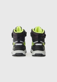 Høye sneakers med et svart og neonlys grønt stoff, grå detaljer, og en strukturert såle for godt grep. Dobbelt stropp for sikker passform.
