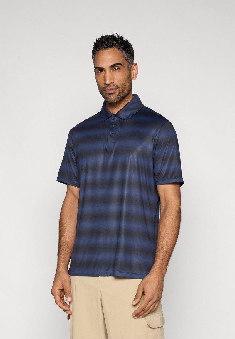 Μπλε πουλόβερ πόλο σε σκούρο μπλε με οριζόντιες μπλε ρίγες, κοντά μανίκια και γιακά. Διαθέτει τριπλό κουμπωτό πατιλέτα και ομαλή, ελαφριά υφή ύφανσης.