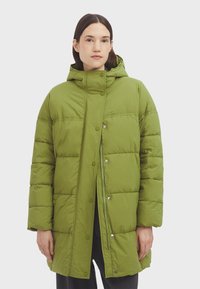 Grøn puffet jakke med hætte, med et quiltet design, trykknaplukning og lange ærmer. Glat, blød stoftekstur.