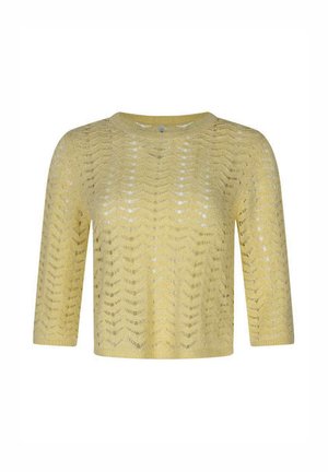 Maglione giallo lavorato a maglia con motivo a chevron a trama aperta e maniche a tre quarti, mostrato su sfondo bianco.