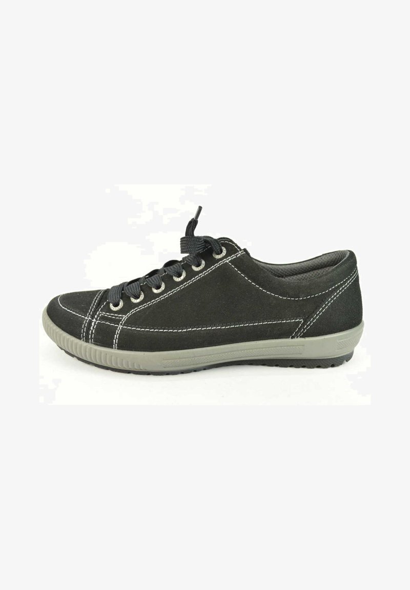 Sneaker in suede nero con suola in gomma grigia, dettagli in cucitura bianca e chiusura con lacci. Design moderno e a profilo basso.