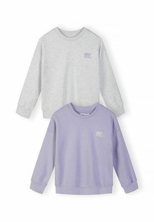 Dwie bluzy z długim rękawem i okrągłym dekoltem, jedna jasnoszara, druga lawendowa, każda z małym napisem "GREAT DAYS" na lewej piersi.