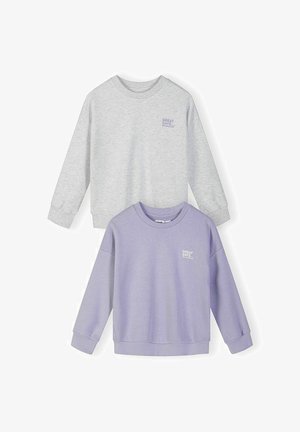 Deux sweat-shirts à manches longues et col rond, l'un gris clair et l'autre lavande, chacun avec un petit texte "GREAT DAYS" sur le côté gauche de la poitrine.