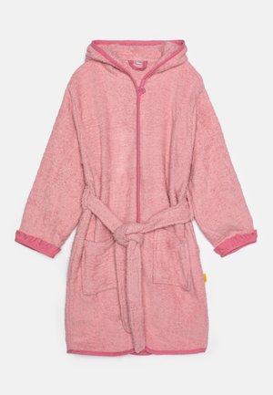 Roupa de banho de toalha de felpa rosa com capuz, mangas longas, cinto de laço e dois bolsos frontais. Rematada em rosa mais escuro em contraste. Textura suave.