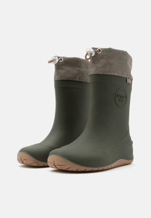 Par olivengrønne gummistøvler med beige snorekant i stof og lysebrune teksturerede såler, set i skrå sidevisning på hvid baggrund.