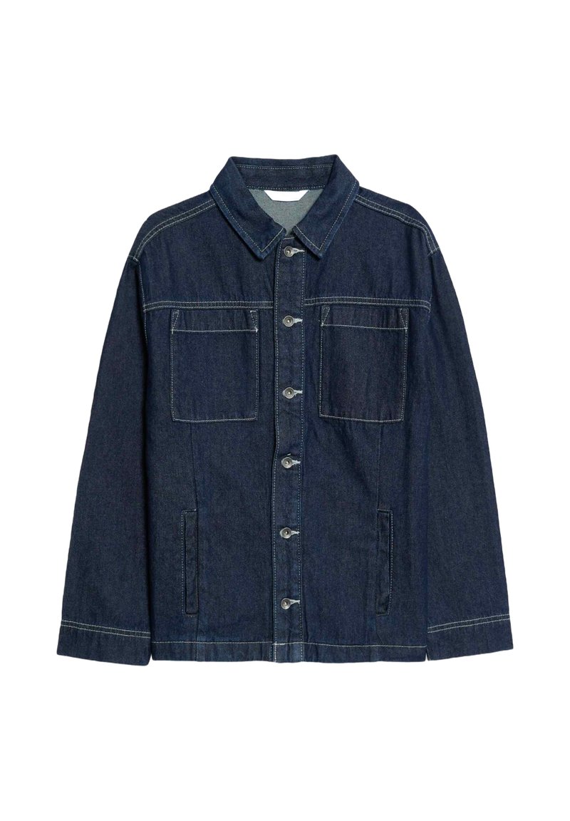 Chaqueta de mezclilla azul oscura con un cuello puntiagudo, cierre de botones, dos bolsillos en el pecho y bolsillos laterales, con costuras blancas contrastantes.