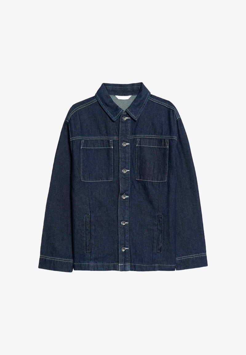 Chaqueta de mezclilla azul oscura con un cuello puntiagudo, cierre de botones, dos bolsillos en el pecho y bolsillos laterales, con costuras blancas contrastantes.