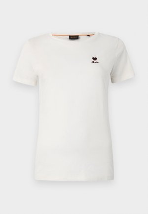 Wit katoenen t-shirt met korte mouwen, voorzien van een klein bordeauxrood hartlogo en "BOSS" geborduurd op de linkerborst.