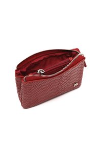 Punane tekstureeritud nahast rahakott hõbedase tõmblukuga ja sisemise kangaspuudega, avatud, et näidata sektsioone.