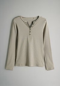 Stribet langærmet skjorte i beige og brune nuancer, med en henley-krave, der har tre knapper, og ribbet tekstur.