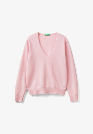 Weicher pinker Pullover mit langen Ärmeln, tiefem V-Ausschnitt und gerippten Bündchen und Saum, flach auf einem weißen Hintergrund ausgelegt.