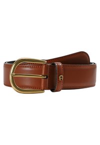 Bruine leren riem met een gouden metalen gesp. Heeft een gladde textuur en een klassiek ontwerp, met zichtbare stiksels langs de randen.