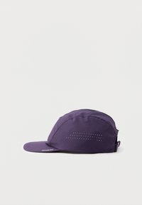 Μωβ καπέλο τρεξίματος από ελαφρύ ύφασμα, με καμπυλωμένη γείσο, ραμμένες λεπτομέρειες και μικρές οπές για αερισμό.