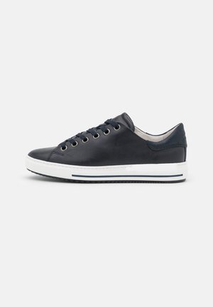 Lavtop svart lædersneaker med sorte snørebånd, hvid gummisål og en struktureret mørk hælkappe, vist fra siden på en hvid baggrund.