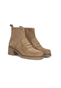 Suède enkellaarsjes in beige met een ronde neus, decoratieve riemaccenten en een blokhak. Voorzien van een zijrits voor gemakkelijk aan- en uittrekken.